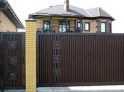 Забор с откатными автоматическими воротами для дачи