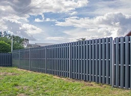 Сплошной двусторонний забор из евроштакетника для 6 соток