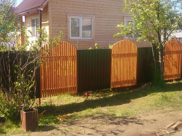 Комбинированный забор из евроштакетника с профнастилом для дачи в 8 соток